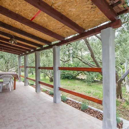 בית נופש House Olive Tree טקון